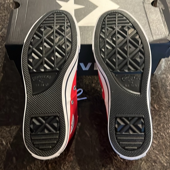 Converse size 7 red sneakers - Picture 4 of 5